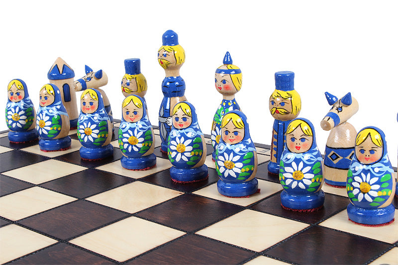 Jeu d'Echecs BABOUCHKA BLEU sculpté en bois de bouleau, de taille moyenne (42 x 42cm) - Ensemble Complet - Jeu d'Echecs BABOUCHKA BLEU sculpté en bois de bouleau, de taille moyenne (42 x 42cm) - Ensemble Complet