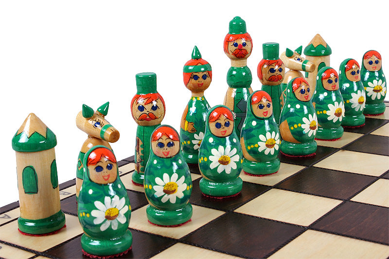 Jeu d'Echecs BABOUCHKA VERT sculpté en bois de bouleau, de taille moyenne (42 x 42cm) - Ensemble Complet - Jeu d'Echecs BABOUCHKA VERT sculpté en bois de bouleau, de taille moyenne (42 x 42cm) - Ensemble Complet
