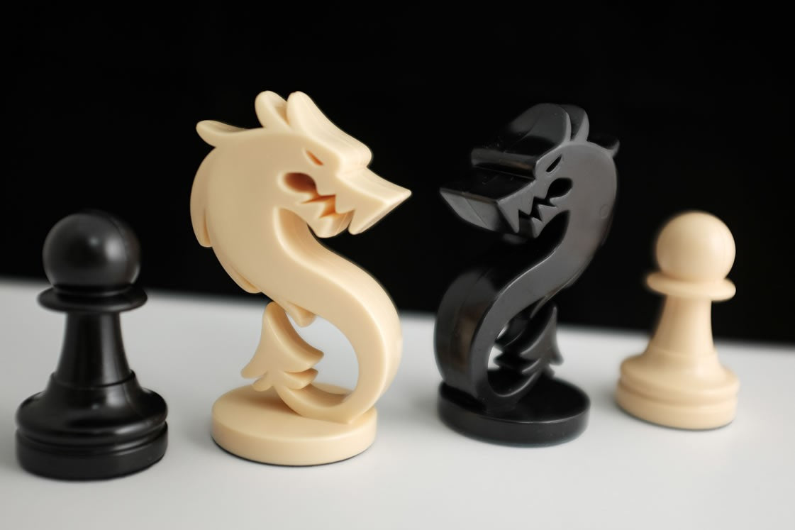 Le dragon - un set de deux nouvelles pièces pour une partie d'échecs - Le dragon - un set de deux nouvelles pièces pour une partie d'échecs