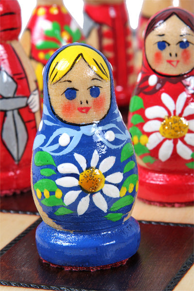 Jeu d'Echecs BABOUCHKA BLEU sculpté en bois de bouleau, de taille moyenne (42 x 42cm) - Ensemble Complet - Jeu d'Echecs BABOUCHKA BLEU sculpté en bois de bouleau, de taille moyenne (42 x 42cm) - Ensemble Complet