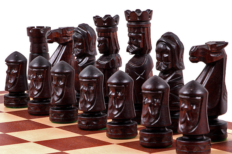 Jeu d'échecs en bois sculpté DU CHÂTEAU (60 x 60 cm) avec l'échiquier en marqueterie de bois d'acajou et sycomore - Jeu d'échecs en bois sculpté DU CHÂTEAU (60 x 60 cm) avec l'échiquier en marqueterie de bois d'acajou et sycomore