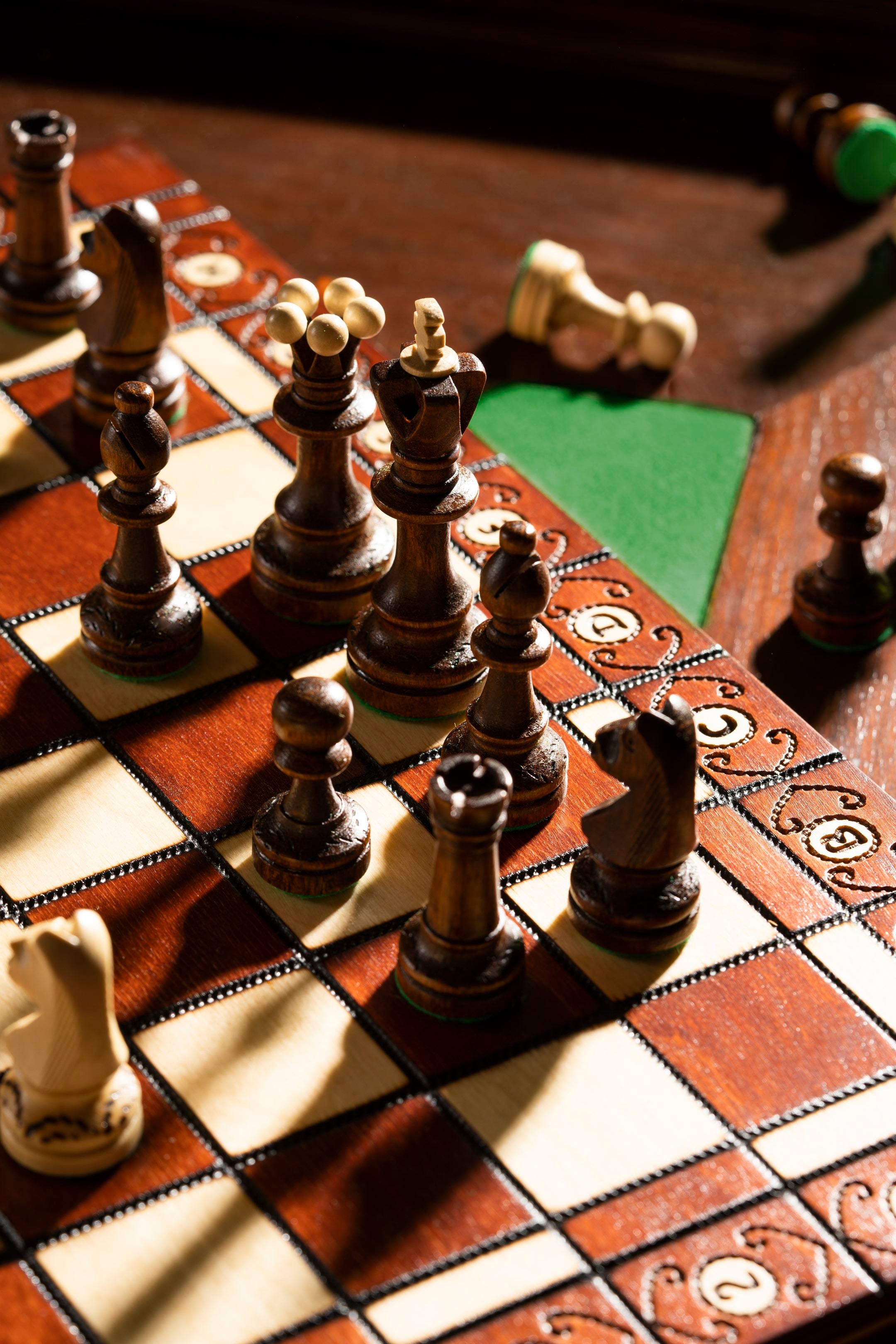 Jeu d'échecs SENATEUR en bois de charme, de taille moyenne (41 x 41cm) - Ensemble Complet - Jeu d'échecs SENATEUR en bois de charme, de taille moyenne (41 x 41cm) - Ensemble Complet