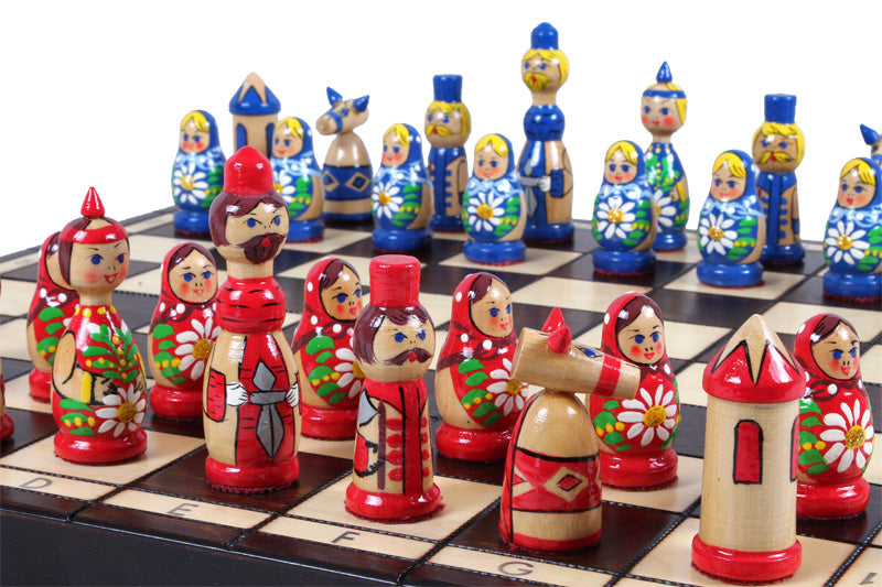 Jeu d'Echecs BABOUCHKA BLEU sculpté en bois de bouleau, de taille moyenne (42 x 42cm) - Ensemble Complet - Jeu d'Echecs BABOUCHKA BLEU sculpté en bois de bouleau, de taille moyenne (42 x 42cm) - Ensemble Complet