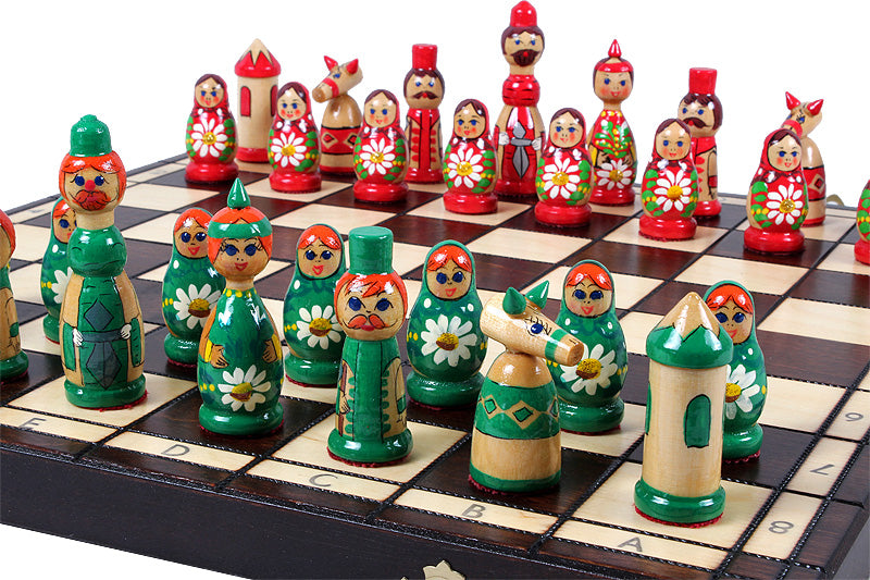 Jeu d'Echecs BABOUCHKA VERT sculpté en bois de bouleau, de taille moyenne (42 x 42cm) - Ensemble Complet - Jeu d'Echecs BABOUCHKA VERT sculpté en bois de bouleau, de taille moyenne (42 x 42cm) - Ensemble Complet