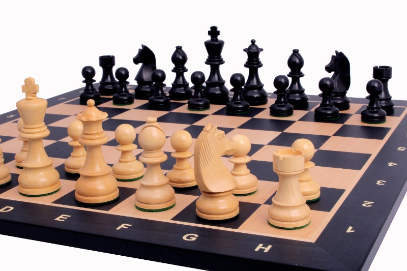 Échiquier noir avec coordonnées en marqueterie de bois de sycomore + Pièces d'échecs Timeless Ebonized - Ensemble de taille 6 - Échiquier noir avec coordonnées en marqueterie de bois de sycomore + Pièces d'échecs Timeless Ebonized - Ensemble de taille 6