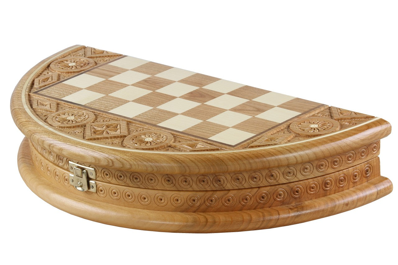 Jeu d'échecs RUBIN en bois de cerisier sauvage avec l'échiquier rond marqueté de bois de ceriser et sycomore, de petite taille (33cm) - Ensemble Complet - Jeu d'échecs RUBIN en bois de cerisier sauvage avec l'échiquier rond marqueté de bois de ceriser et sycomore, de petite taille (33cm) - Ensemble Complet