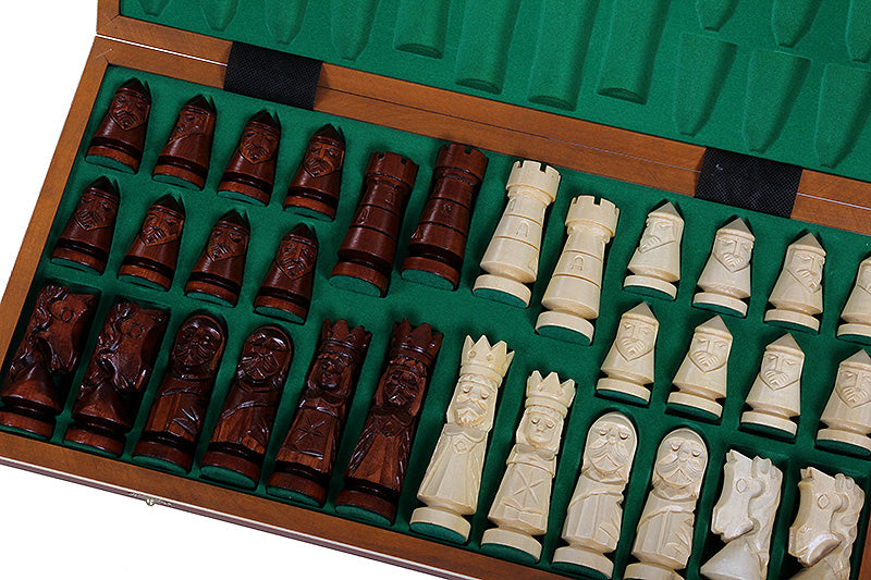 Jeu d'échecs en bois sculpté DU CHÂTEAU de grande taille (60 x 60 cm) avec l'échiquier en marqueterie de bois d'acajou et sycomore - Jeu d'échecs en bois sculpté DU CHÂTEAU de grande taille (60 x 60 cm) avec l'échiquier en marqueterie de bois d'acajou et sycomore
