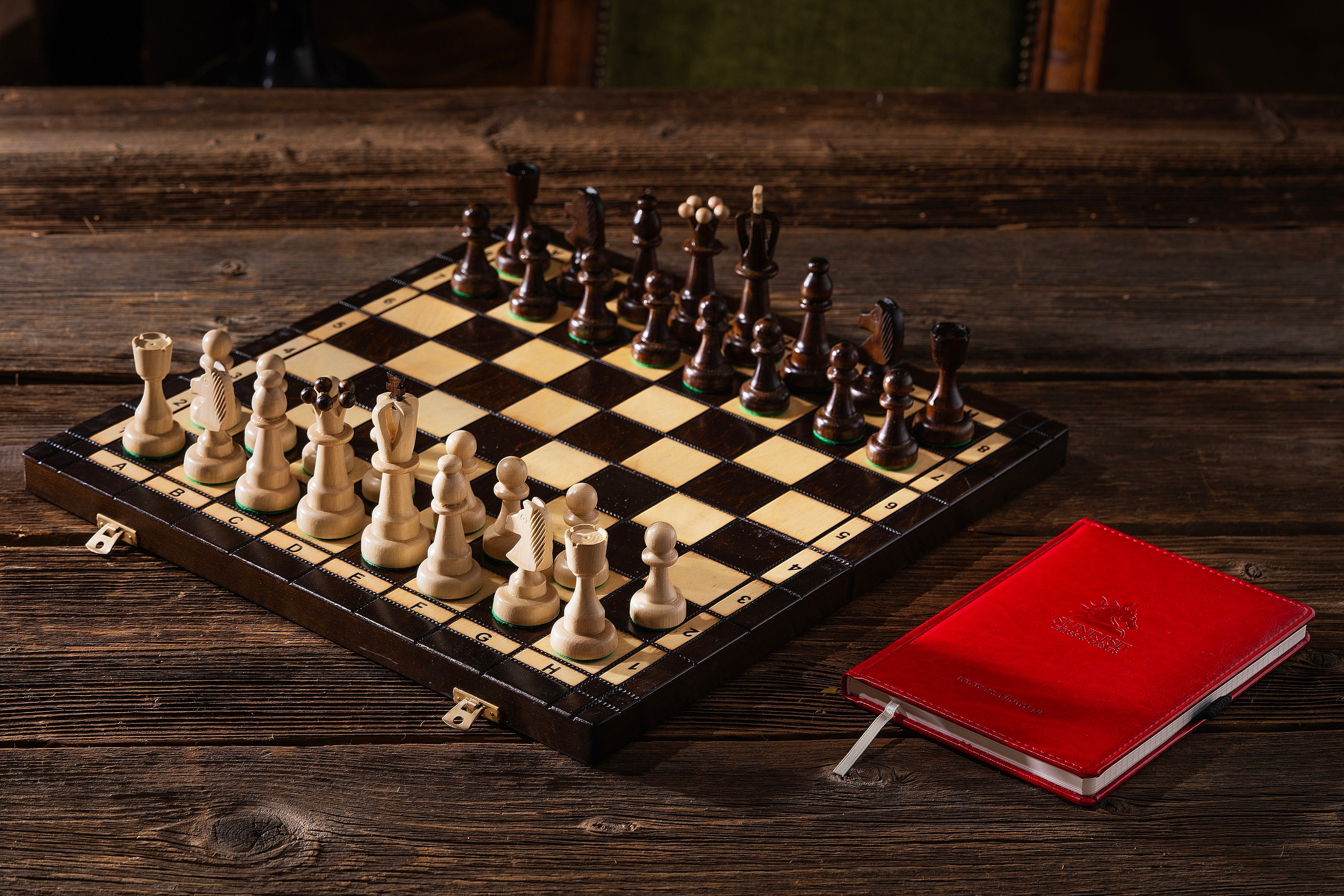 Jeu d'échecs d'AS Marron en bois de charme, de taille moyenne (41 x 41cm) - Ensemble Complet - Jeu d'échecs d'AS Marron en bois de charme, de taille moyenne (41 x 41cm) - Ensemble Complet
