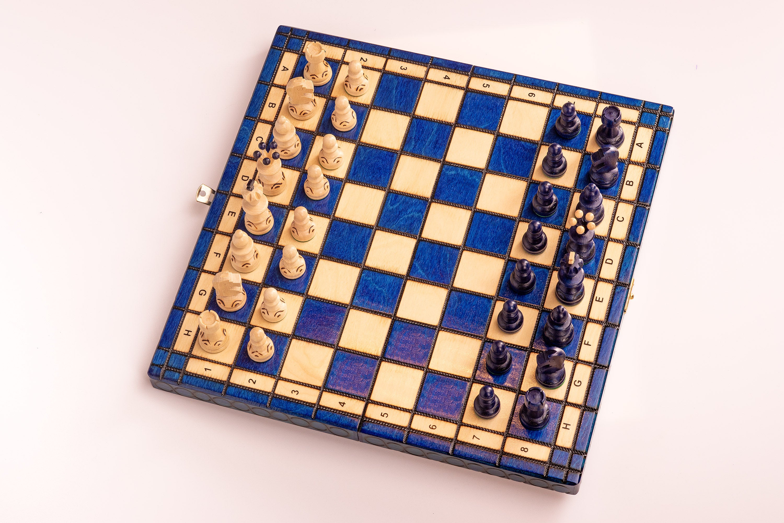 Jeu d'échecs PEARL Blue en bois de hêtre, de taille moyenne (36 x 36cm) - Ensemble Complet couleur bleue - Jeu d'échecs PEARL Blue en bois de hêtre, de taille moyenne (36 x 36cm) - Ensemble Complet couleur bleue