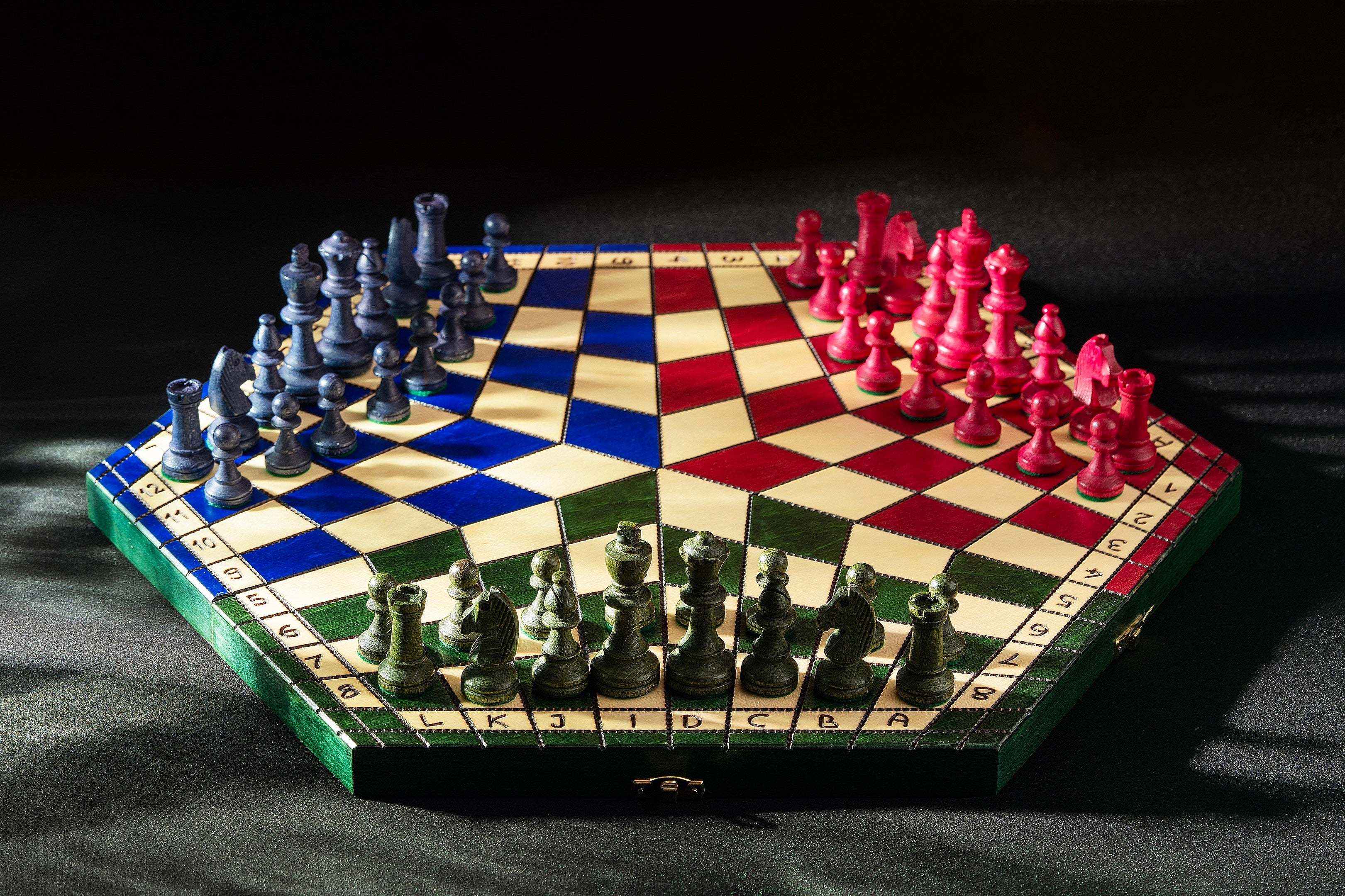 Jeu d'échecs en bois YALTA 3 Joueurs de grande taille (54 x 47 cm) - jeu tricolore - Jeu d'échecs en bois YALTA 3 Joueurs de grande taille (54 x 47 cm) - jeu tricolore
