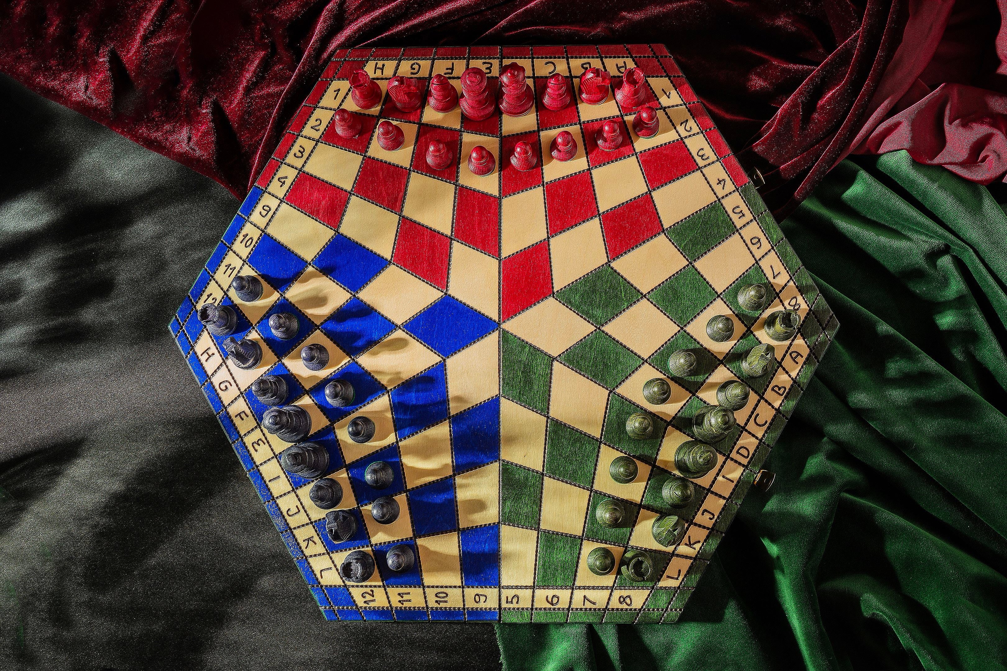 Jeu d'échecs en bois YALTA 3 Joueurs de grande taille (54 x 47 cm) - jeu tricolore - Jeu d'échecs en bois YALTA 3 Joueurs de grande taille (54 x 47 cm) - jeu tricolore