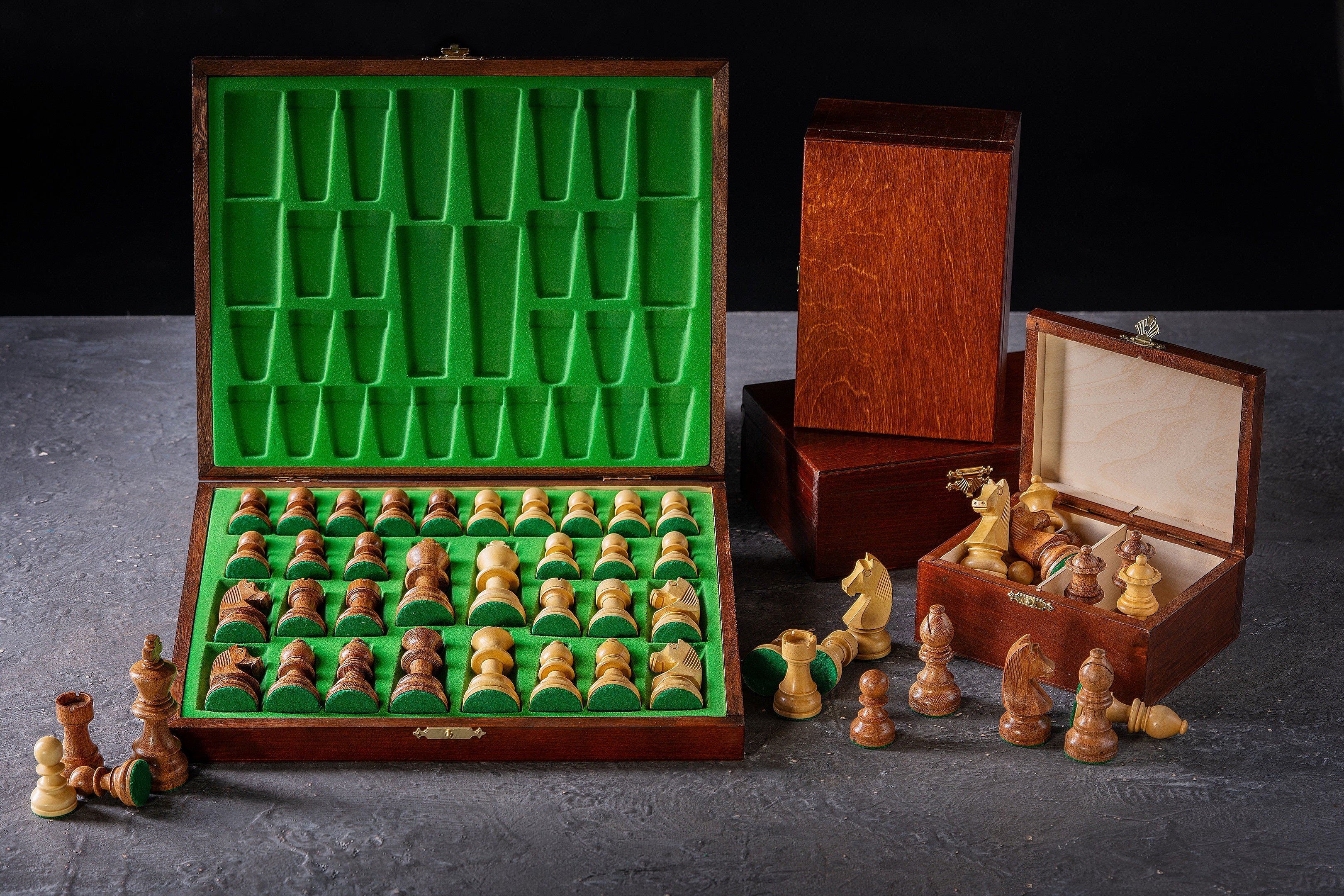 Coffret Luxe de bois pour rangement des pieces d'echecs de taille 5 - teinté en acajou - Coffret Luxe de bois pour rangement des pieces d'echecs de taille 5 - teinté en acajou