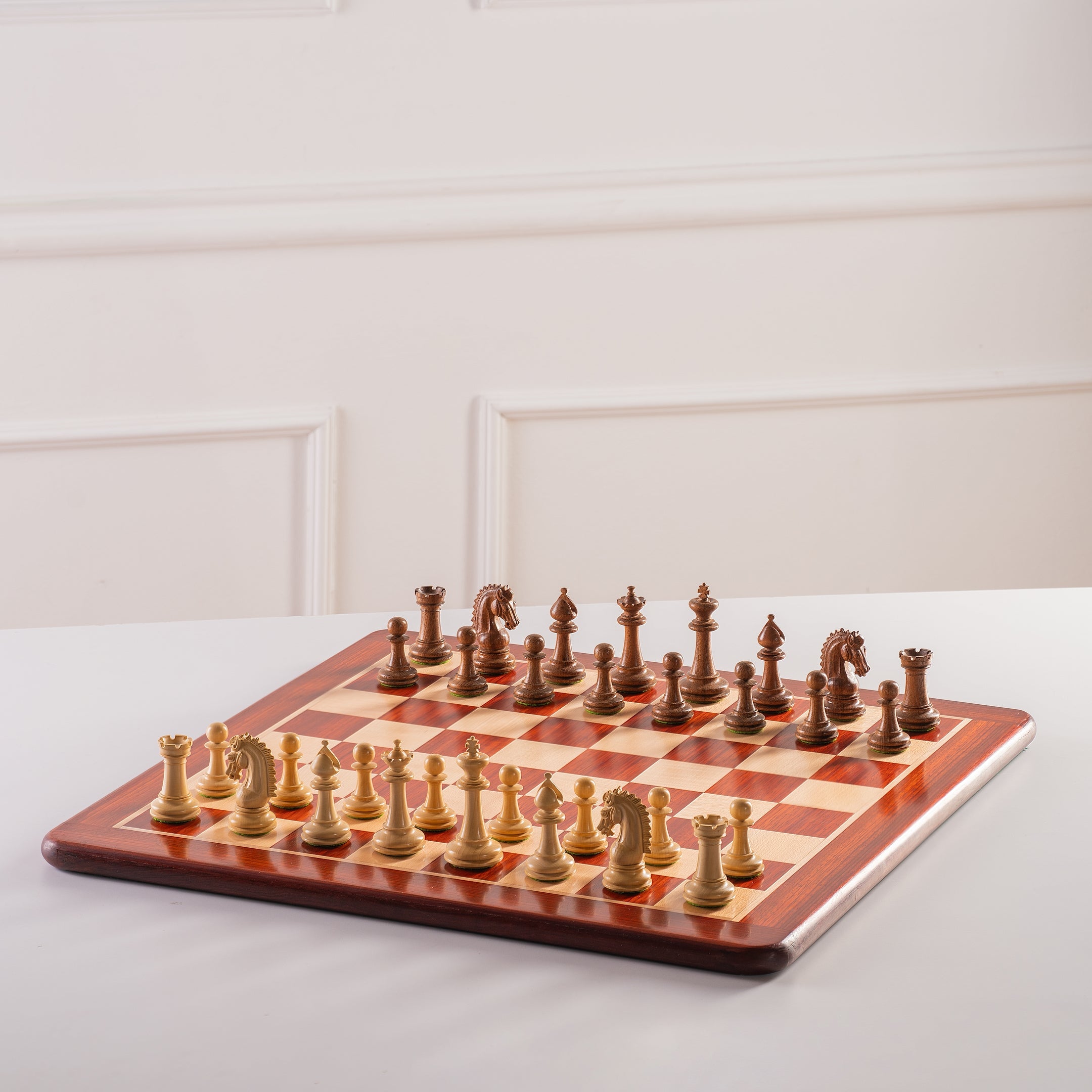 Échiquier Luxe avec les coins arrondis, en bois massif en marqueterie de bois de padouk et de buis (cases de 58x58mm) - échiquier de taille 6 sans coordonnées - Échiquier Luxe avec les coins arrondis, en bois massif en marqueterie de bois de padouk et de buis (cases de 58x58mm) - échiquier de taille 6 sans coordonnées