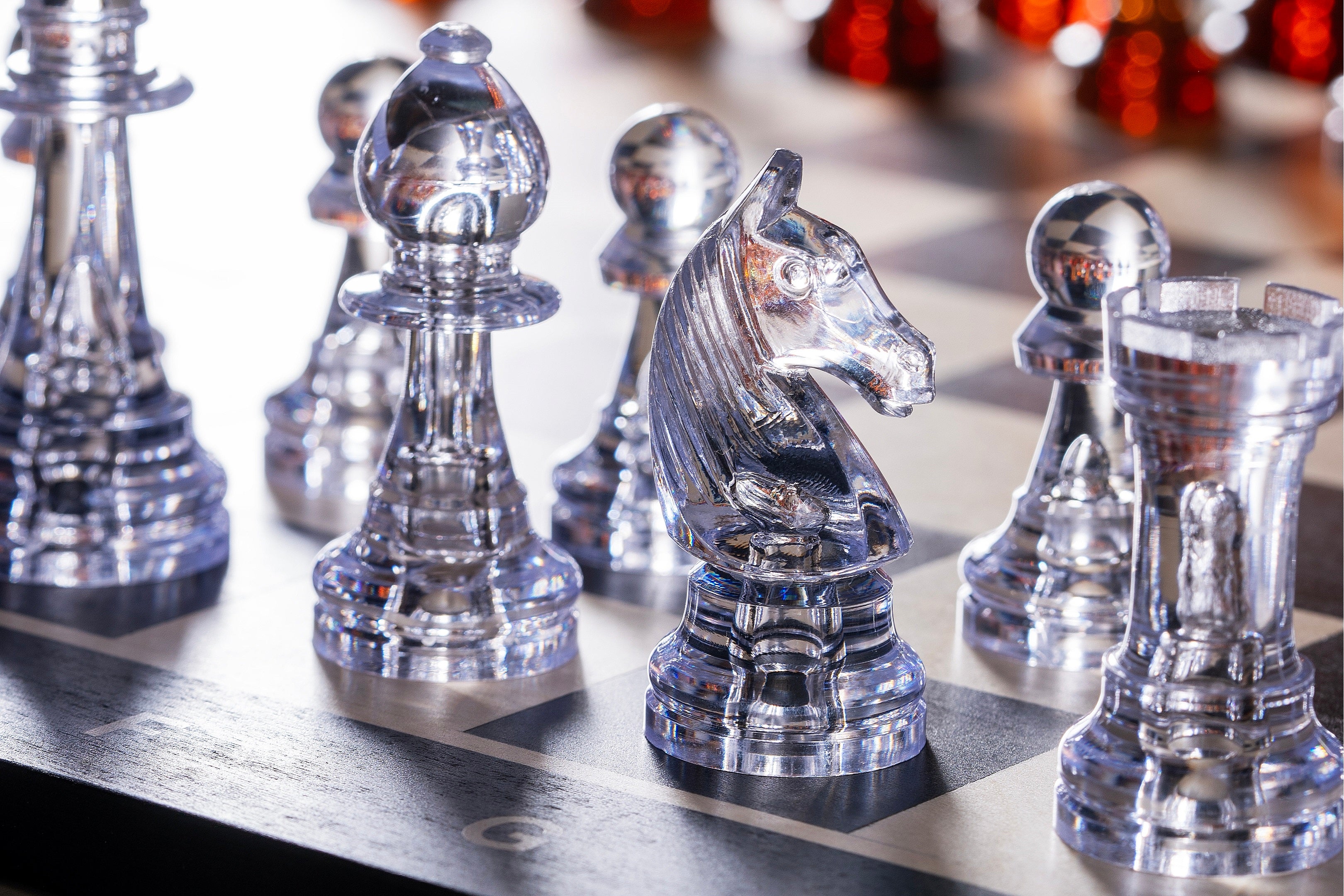 Les pièces d'échecs en plastique transparentes et ambrées de taille 6 dans un poly-sac (roi 96 mm) - Les pièces d'échecs en plastique transparentes et ambrées de taille 6 dans un poly-sac (roi 96 mm)