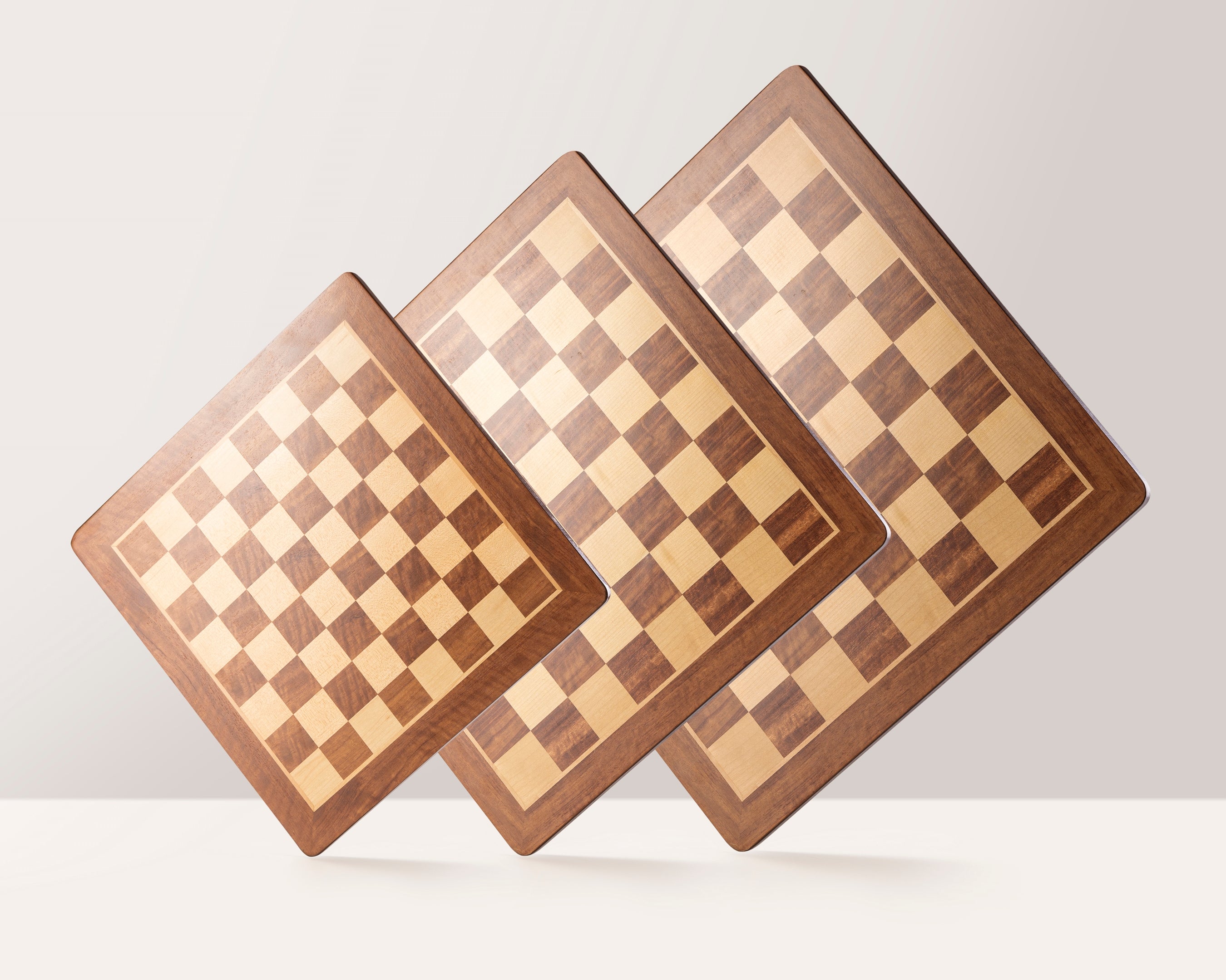 Echiquier en marqueterie de bois de padouk et d'érable - échiquier classique de Taille 6 sans coordonnées (avec coins arrondis) - Echiquier en marqueterie de bois de padouk et d'érable - échiquier classique de Taille 6 sans coordonnées (avec coins arrondis)