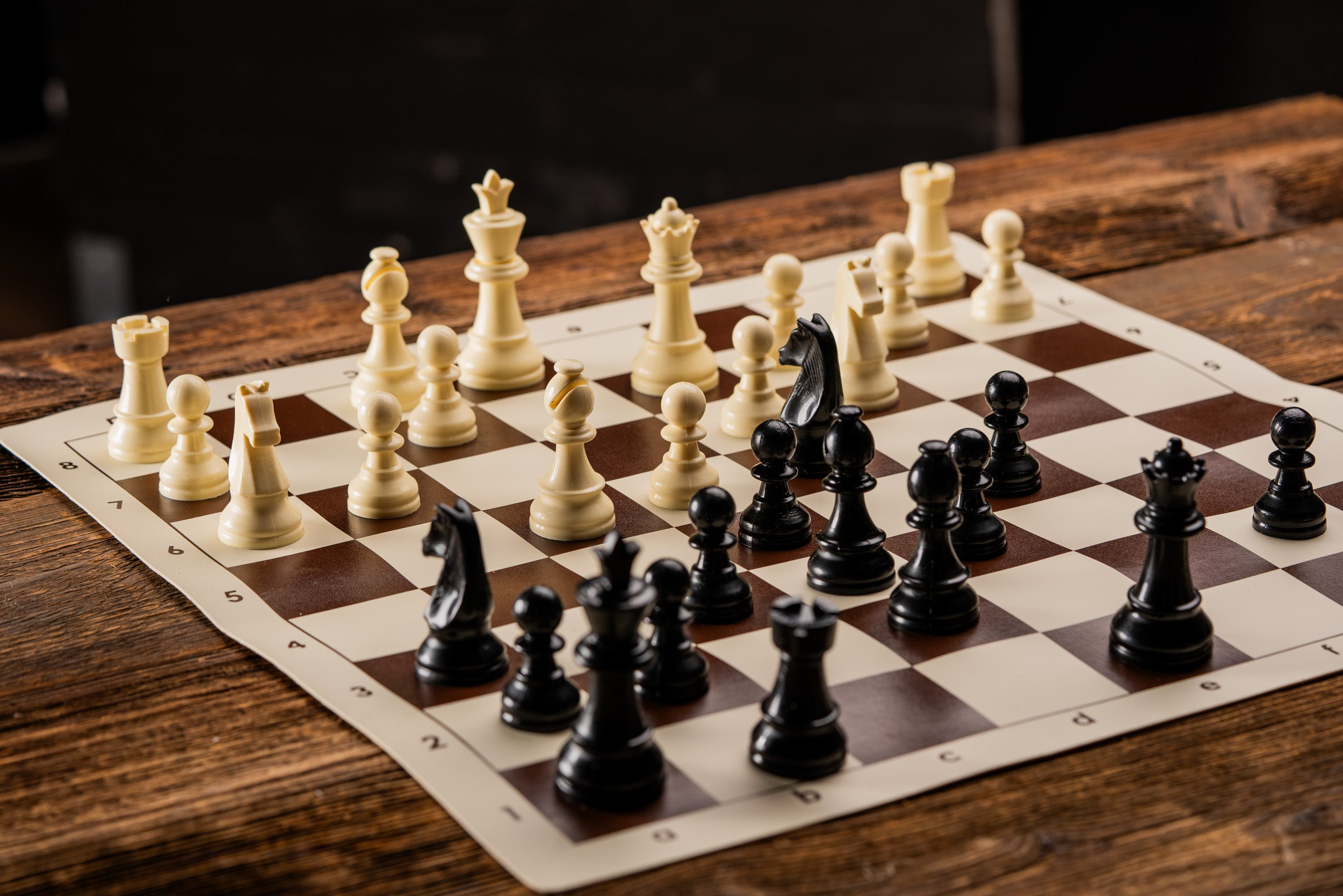 Pièces d'échecs en plastique Staunton, noires et blanches de taille 6 (roi 95mm) - Pièces d'échecs en plastique Staunton, noires et blanches de taille 6 (roi 95mm)