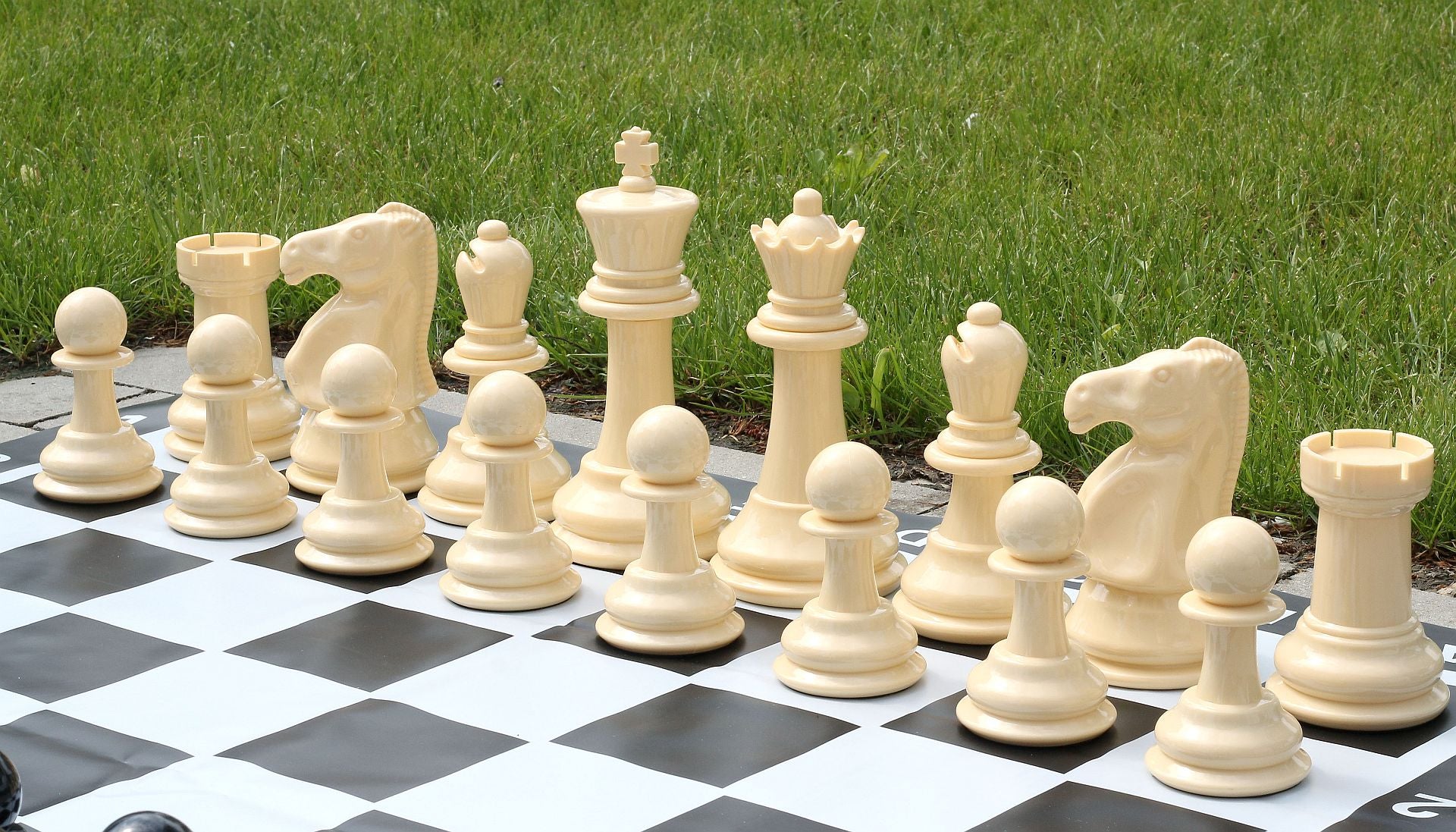 Pièces d'échecs Jardin et extérieur / de petite taille (roi 20 cm) - pièces d'échecs en plastique + échiquier en vinyle - Pièces d'échecs Jardin et extérieur / de petite taille (roi 20 cm) - pièces d'échecs en plastique + échiquier en vinyle