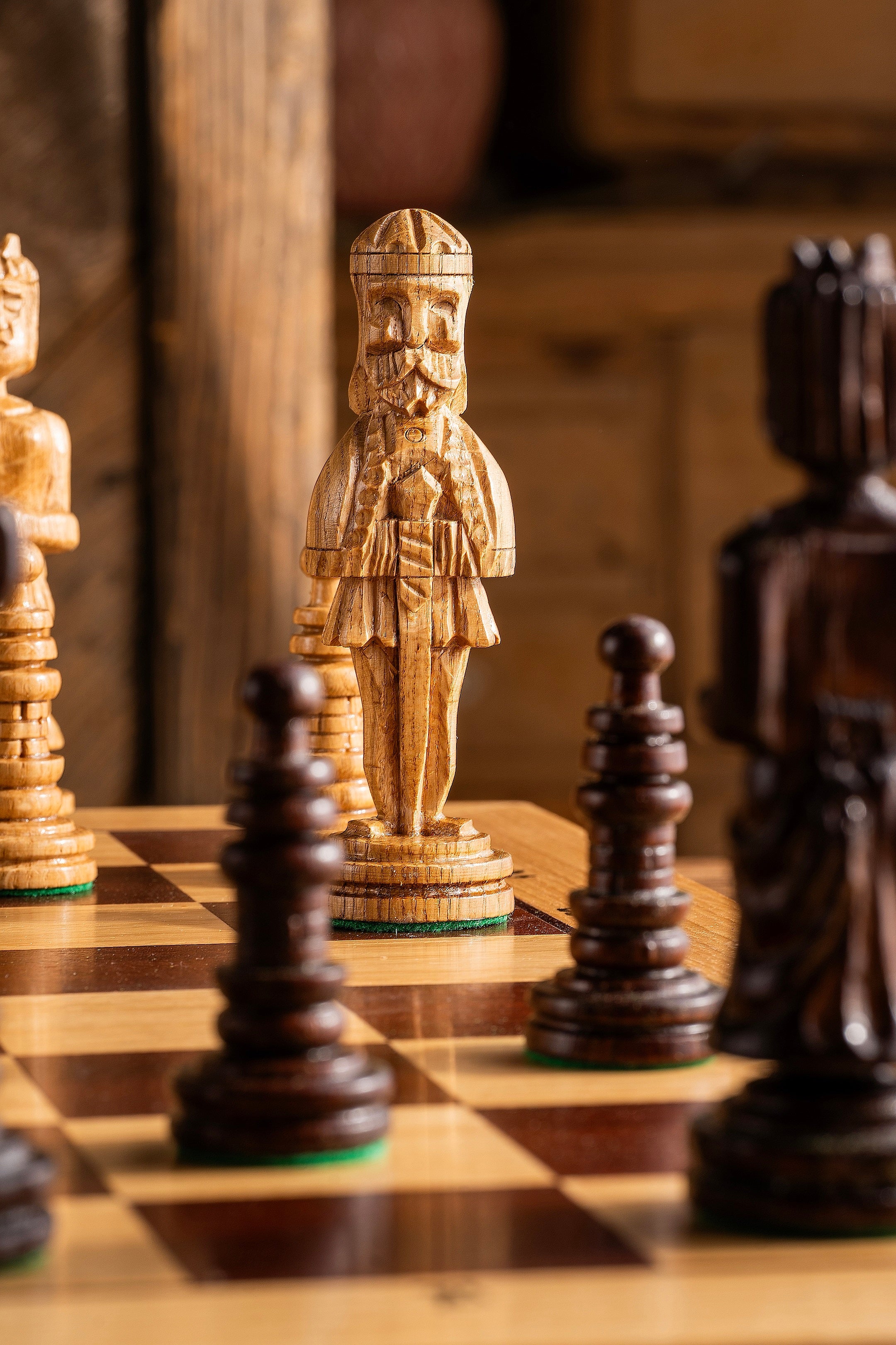 Jeu d'échecs de CHÊNE sculpté de grande taille (65 x 65 cm) - Jeu d'échecs de CHÊNE sculpté de grande taille (65 x 65 cm)