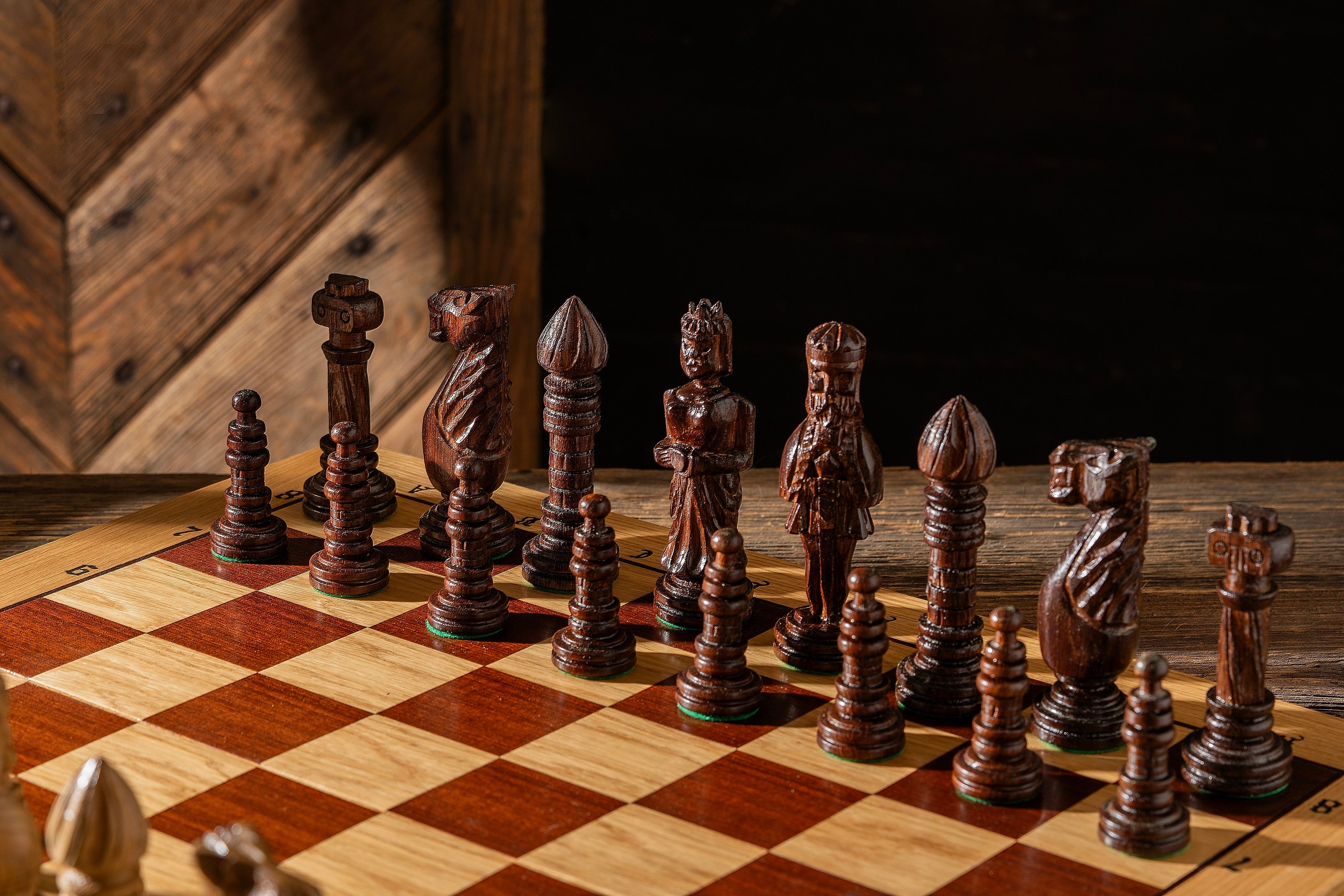 Jeu d'échecs de CHÊNE sculpté de grande taille (65 x 65 cm) - Jeu d'échecs de CHÊNE sculpté de grande taille (65 x 65 cm)