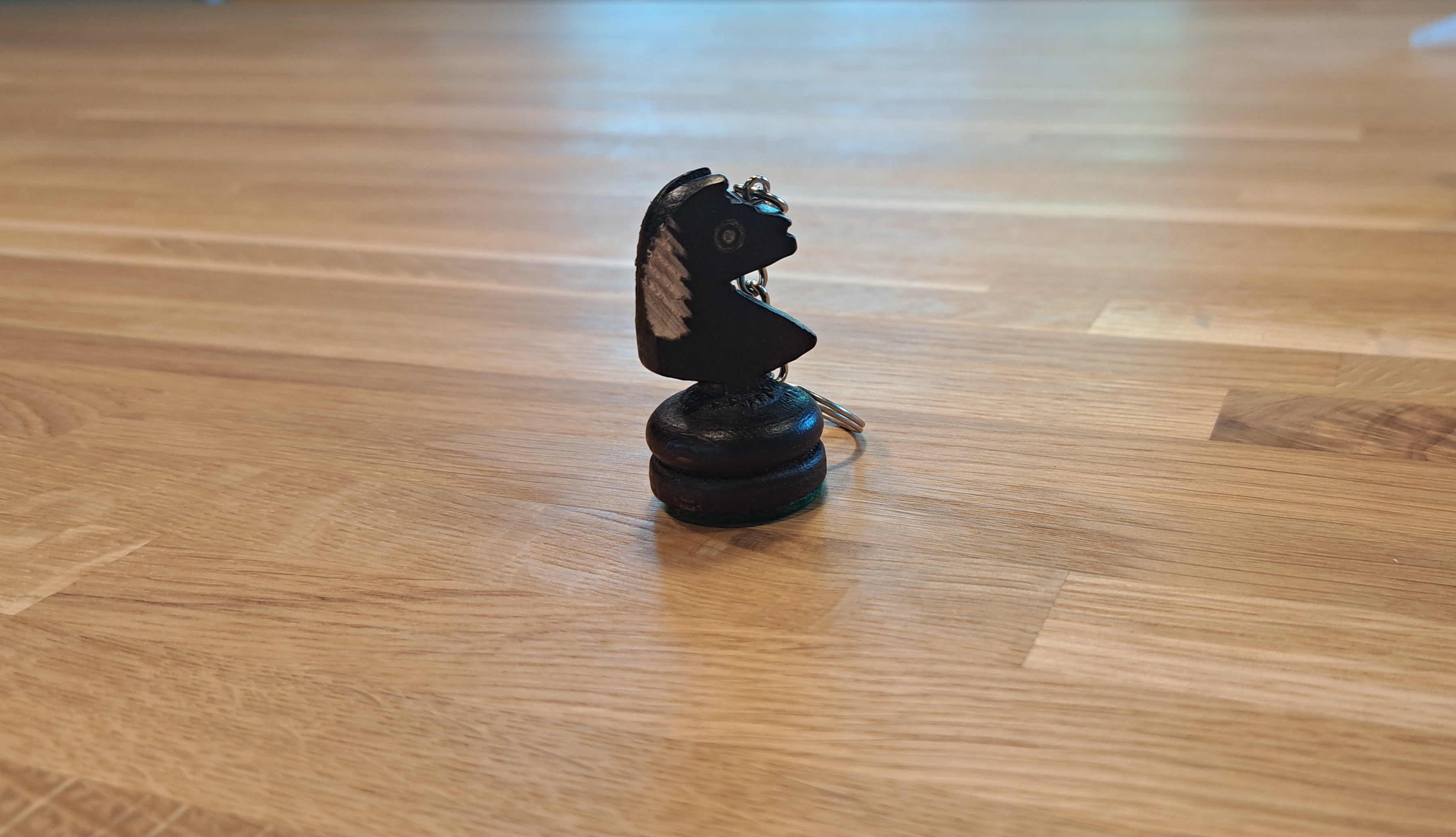 Porte clé - Cavalier noir / Pièce d'échecs en bois teinté en noir - Porte clé - Cavalier noir / Pièce d'échecs en bois teinté en noir