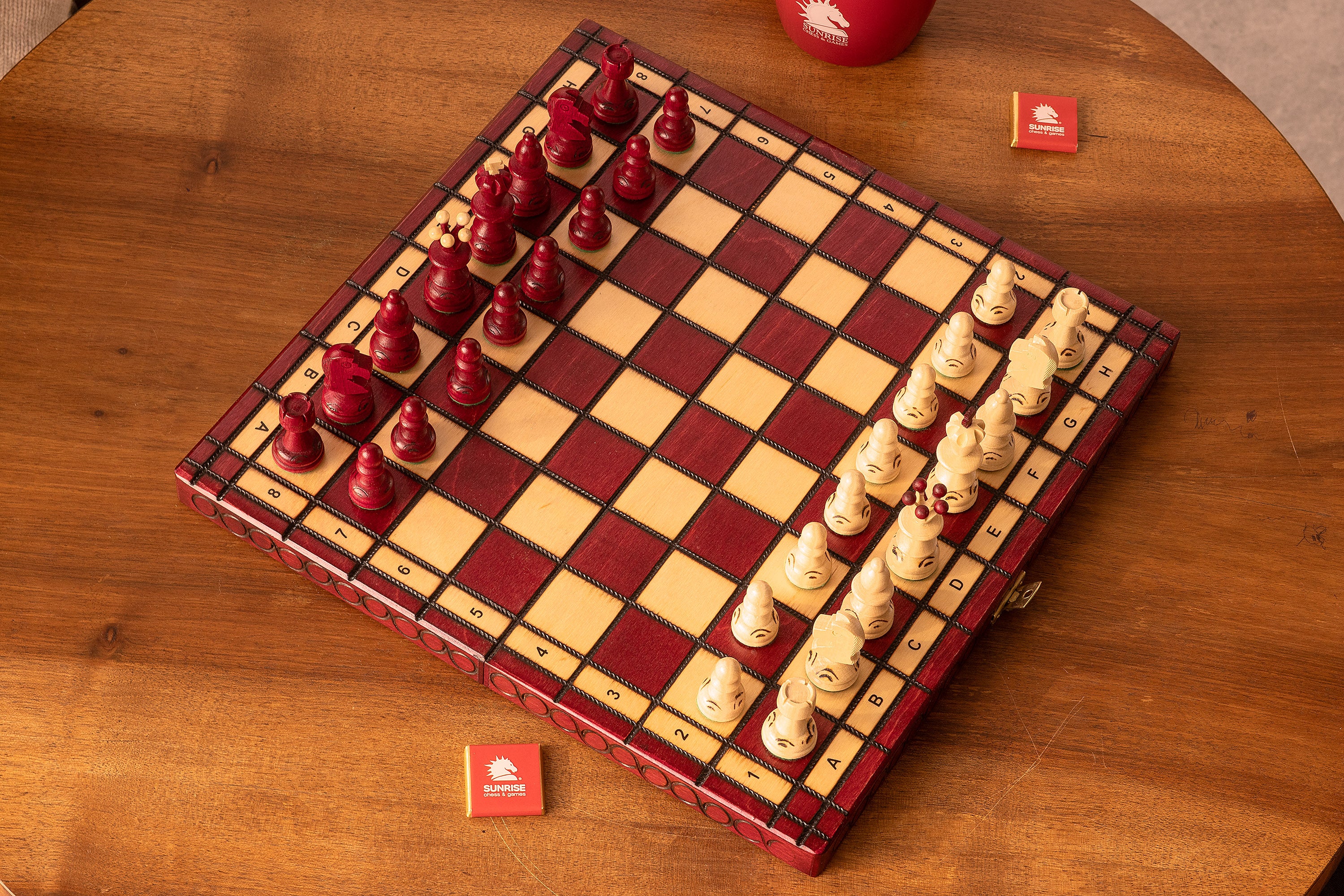Jeu d'échecs PERLE Rouge (Cerise) en bois de hêtre, de taille moyenne (36 x 36cm) - Ensemble Complet couleur rouge - Jeu d'échecs PERLE Rouge (Cerise) en bois de hêtre, de taille moyenne (36 x 36cm) - Ensemble Complet couleur rouge