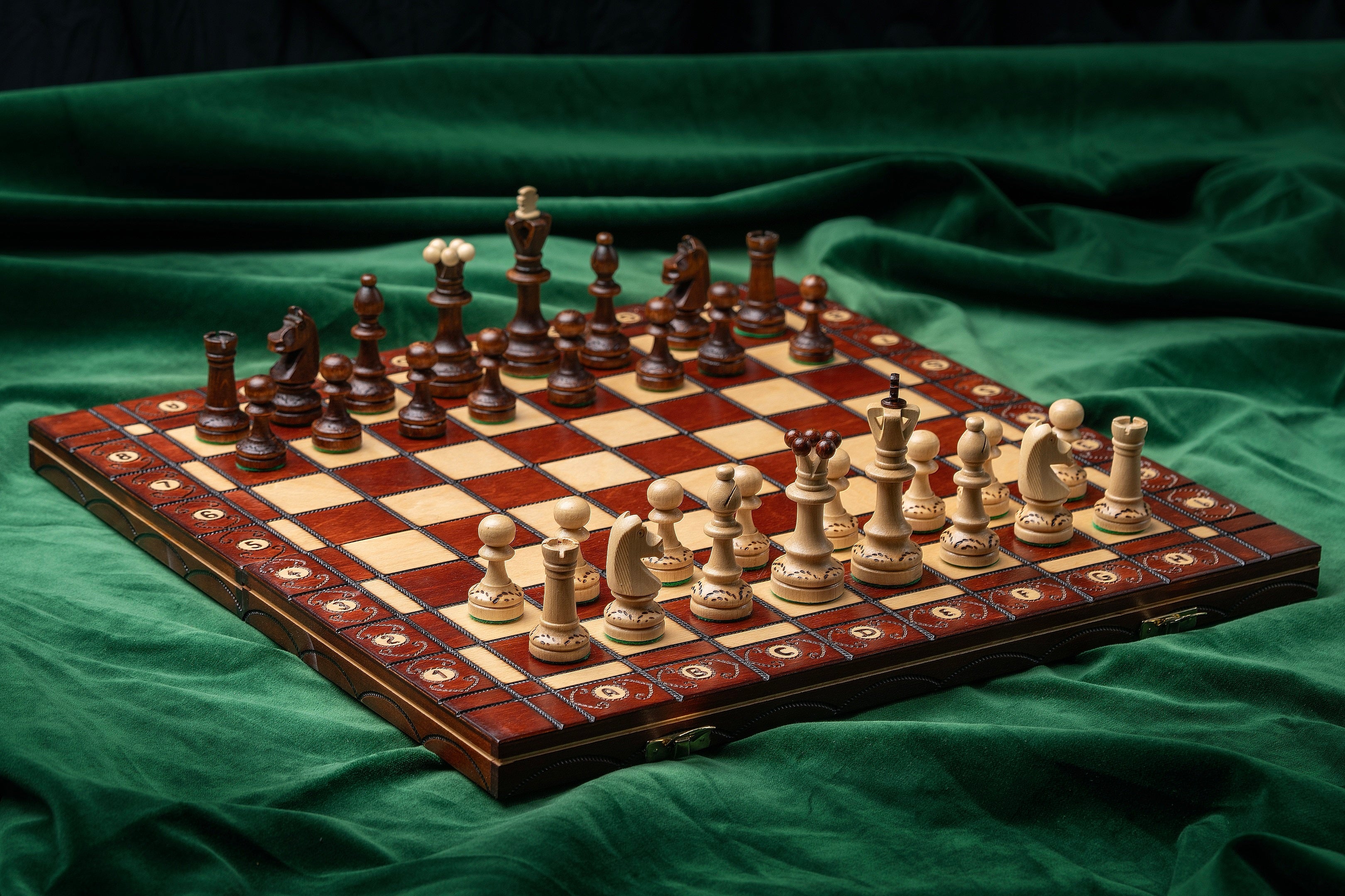 Jeu d'échecs SENATEUR en bois de charme, de taille moyenne (41 x 41cm) - Ensemble Complet d'une nouvelle gamme - Jeu d'échecs SENATEUR en bois de charme, de taille moyenne (41 x 41cm) - Ensemble Complet d'une nouvelle gamme