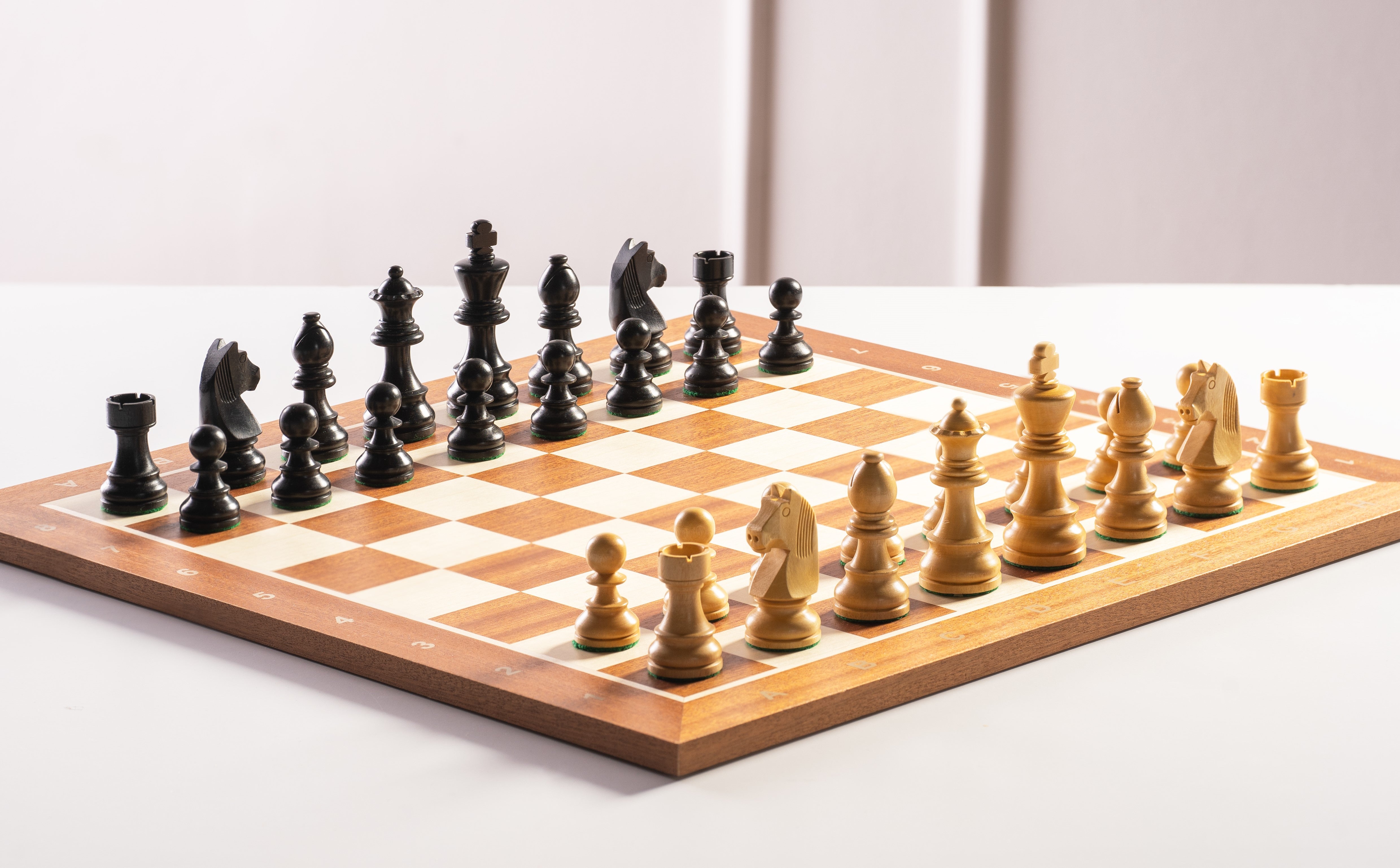 Échiquier avec coordonnées en marqueterie de bois d'acajou et sycomore + Pièces d'échecs Timeless Ebonized - Ensemble de taille 5 - Échiquier avec coordonnées en marqueterie de bois d'acajou et sycomore + Pièces d'échecs Timeless Ebonized - Ensemble de taille 5