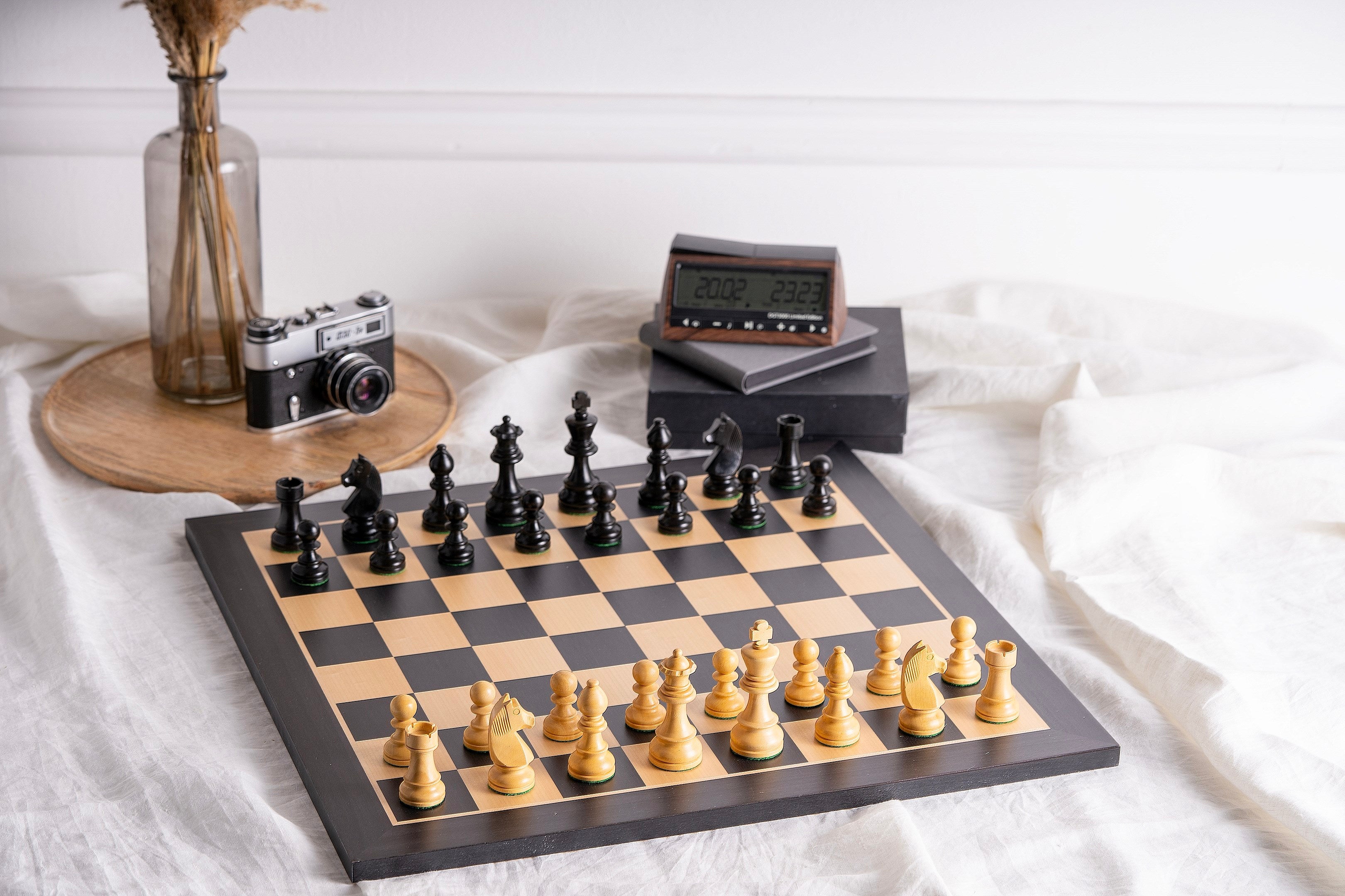 Échiquier noir avec coordonnées en marqueterie de bois de sycomore + Pièces d'échecs Timeless Ebonized - Ensemble de taille 6 - Échiquier noir avec coordonnées en marqueterie de bois de sycomore + Pièces d'échecs Timeless Ebonized - Ensemble de taille 6