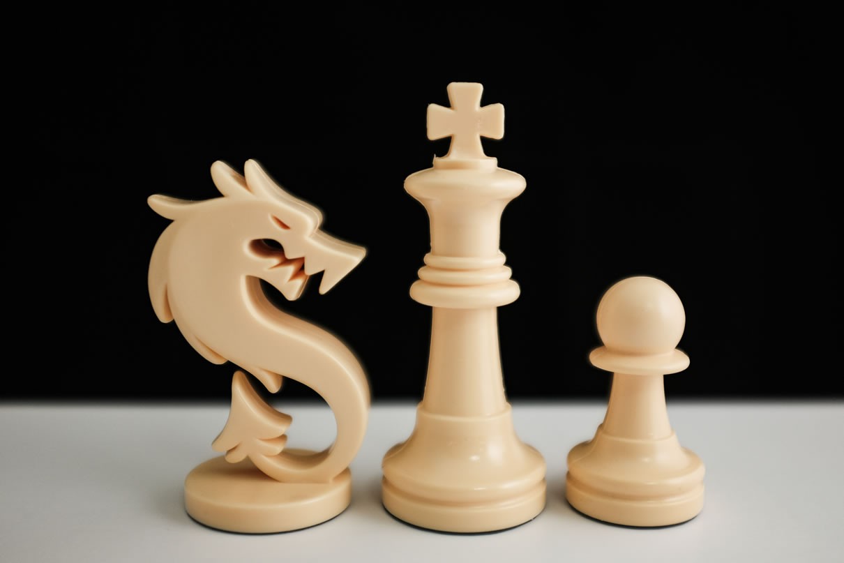 Le dragon - un set de deux nouvelles pièces pour une partie d'échecs - Le dragon - un set de deux nouvelles pièces pour une partie d'échecs