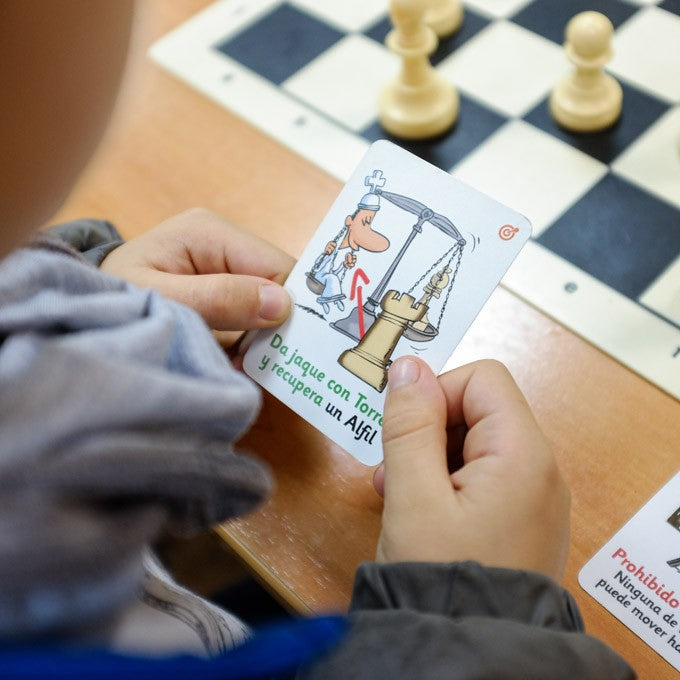 Les cartes chanceuses (Lucky cards) - les cartes cartes à jouer pour introduire la chance dans le déroulement d'une partie d'échecs. - Les cartes chanceuses (Lucky cards) - les cartes cartes à jouer pour introduire la chance dans le déroulement d'une partie d'échecs.