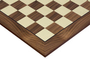 Echiquier sans coordonnées en marqueterie de bois de noyer et sycomore - échiquier luxe de Taille 5+/6 avec une bande noire séparant les cases et les bords