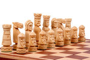 Jeu d'échecs en bois sculpté DU CHÂTEAU (60 x 60 cm) avec l'échiquier en marqueterie de bois d'acajou et sycomore