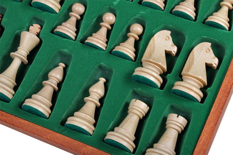 Jeu d'échecs DE TOURNOI No 6 en bois de charme avec l'échiquier en marqueterie de bois d'acajou et sycomore, de grande taille (54 x 54cm) - Ensemble Complet - Jeu d'échecs DE TOURNOI No 6 en bois de charme avec l'échiquier en marqueterie de bois d'acajou et sycomore, de grande taille (54 x 54cm) - Ensemble Complet