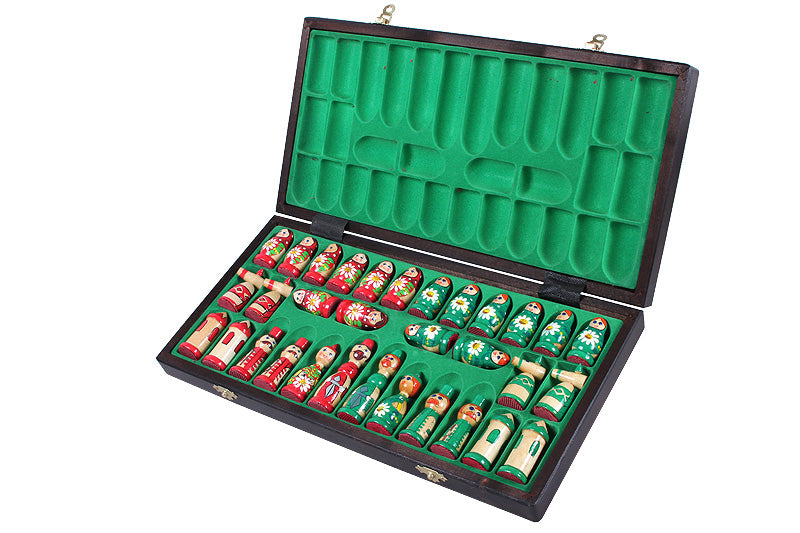 Jeu d'Echecs BABOUCHKA VERT sculpté en bois de bouleau, de taille moyenne (42 x 42cm) - Ensemble Complet - Jeu d'Echecs BABOUCHKA VERT sculpté en bois de bouleau, de taille moyenne (42 x 42cm) - Ensemble Complet