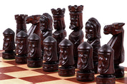 Jeu d'échecs en bois sculpté DU CHÂTEAU (60 x 60 cm) avec l'échiquier en marqueterie de bois d'acajou et sycomore