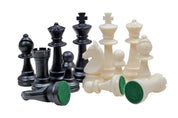 Les pièces d'échecs en plastique crème et noires de taille 6 dans un poly-sac (roi 96 mm)