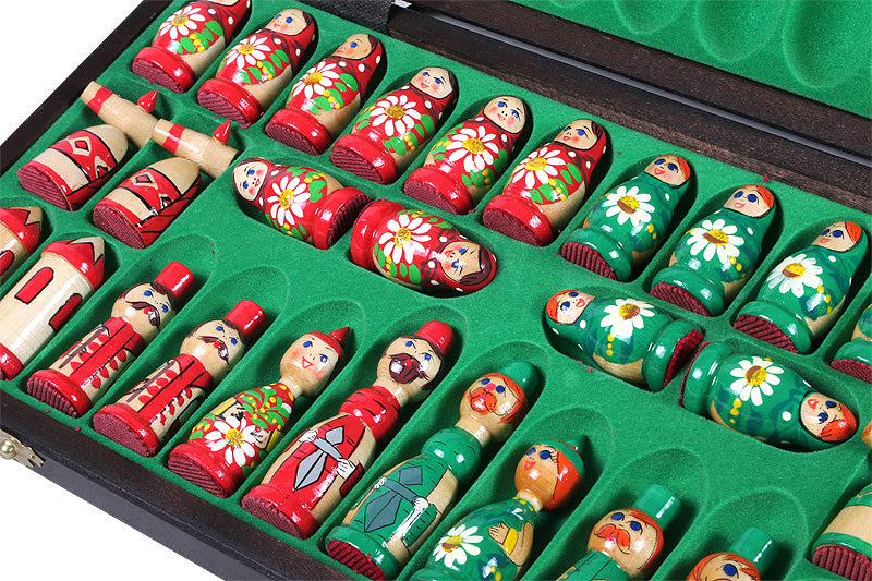 Jeu d'Echecs BABOUCHKA VERT sculpté en bois de bouleau, de taille moyenne (42 x 42cm) - Ensemble Complet - Jeu d'Echecs BABOUCHKA VERT sculpté en bois de bouleau, de taille moyenne (42 x 42cm) - Ensemble Complet