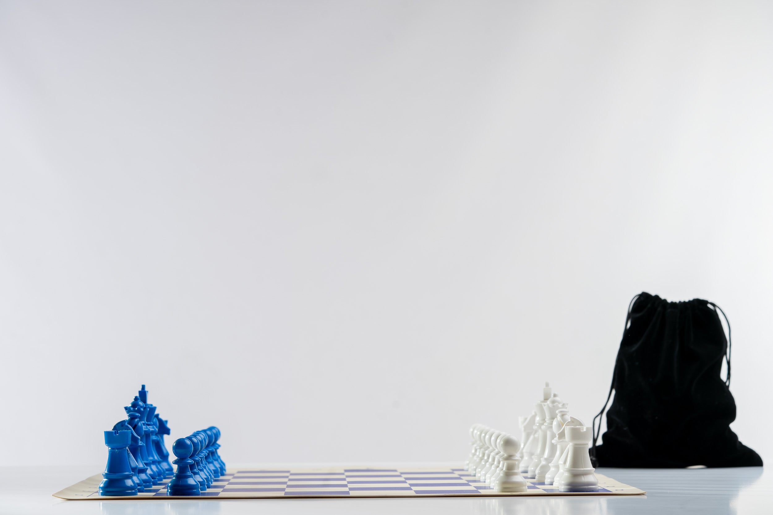 5902560359411_TR03_20BLUE_205902560359565_TR03_20SNOW_20WHITE_chess_pieces_arr.jpg
