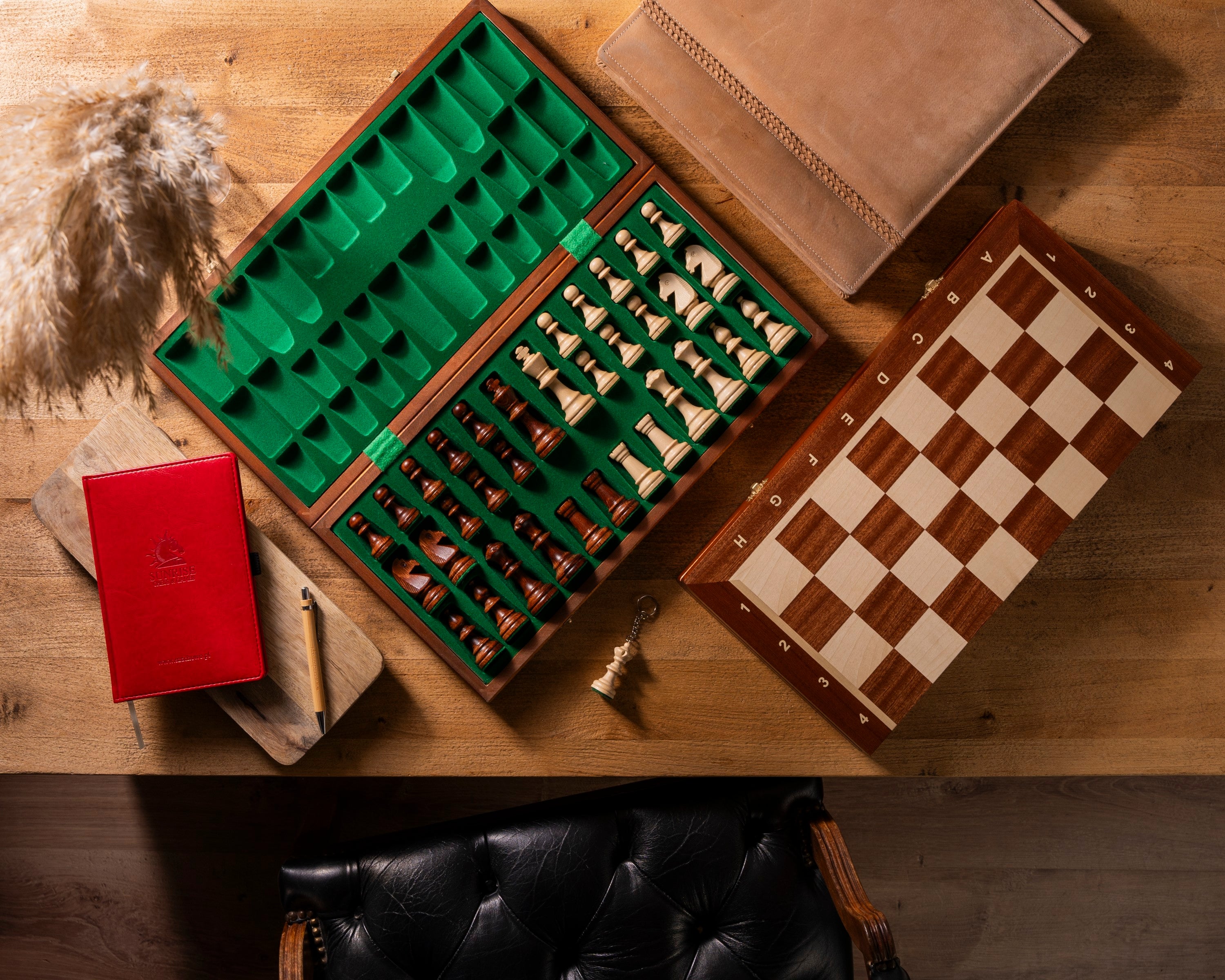 Jeu d'échecs de Tournoi en marqueterie de bois d'acajou et sycomore de taille 6 - Ensemble Complet avec 2 Dames supplémentaires - Jeu d'échecs de Tournoi en marqueterie de bois d'acajou et sycomore de taille 6 - Ensemble Complet avec 2 Dames supplémentaires