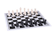 Les pièces d'échecs en plastique crème et noires de taille 6 dans un poly-sac (roi 96 mm)