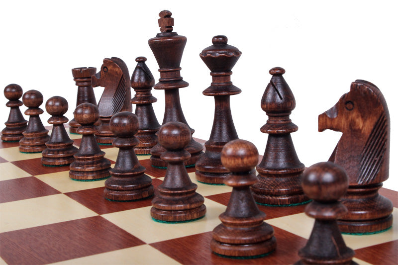 Jeu d'échecs DE TOURNOI No 6 en bois de charme avec l'échiquier en marqueterie de bois d'acajou et sycomore, de grande taille (54 x 54cm) - Ensemble Complet - Jeu d'échecs DE TOURNOI No 6 en bois de charme avec l'échiquier en marqueterie de bois d'acajou et sycomore, de grande taille (54 x 54cm) - Ensemble Complet