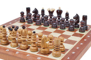 Jeu d'échecs PERLE en bois de charme avec échiquier en marqueterie de bois d'acajou et sysomore, de grande taille (41 x 41cm) - Ensemble Complet