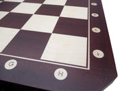 Table d'échecs en bois foncé avec un plateau carrré avec les coordonnées, sans pièces d'échecs