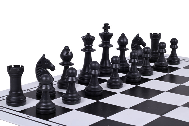 Les pièces d'échecs en plastique crème et noires de taille 6 dans un poly-sac (roi 96 mm) - Les pièces d'échecs en plastique crème et noires de taille 6 dans un poly-sac (roi 96 mm)