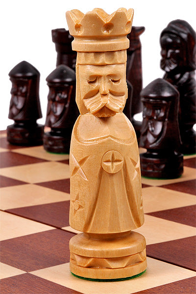 Jeu d'échecs en bois sculpté DU CHÂTEAU (60 x 60 cm) avec l'échiquier en marqueterie de bois d'acajou et sycomore - Jeu d'échecs en bois sculpté DU CHÂTEAU (60 x 60 cm) avec l'échiquier en marqueterie de bois d'acajou et sycomore