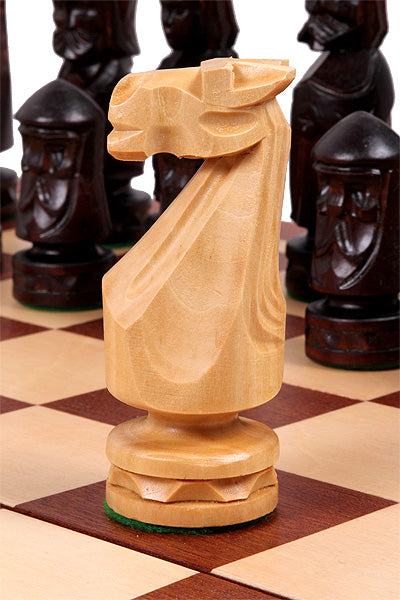 Jeu d'échecs en bois sculpté DU CHÂTEAU (60 x 60 cm) avec l'échiquier en marqueterie de bois d'acajou et sycomore - Jeu d'échecs en bois sculpté DU CHÂTEAU (60 x 60 cm) avec l'échiquier en marqueterie de bois d'acajou et sycomore