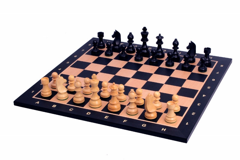 Échiquier noir avec coordonnées en marqueterie de bois de sycomore  + Pièces d'échecs Timeless Ebonized - Ensemble de taille 6 - Échiquier noir avec coordonnées en marqueterie de bois de sycomore  + Pièces d'échecs Timeless Ebonized - Ensemble de taille 6