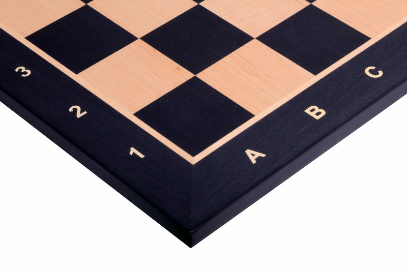 Échiquier noir avec coordonnées en marqueterie de bois de sycomore  + Pièces d'échecs Timeless Ebonized - Ensemble de taille 6 - Échiquier noir avec coordonnées en marqueterie de bois de sycomore  + Pièces d'échecs Timeless Ebonized - Ensemble de taille 6