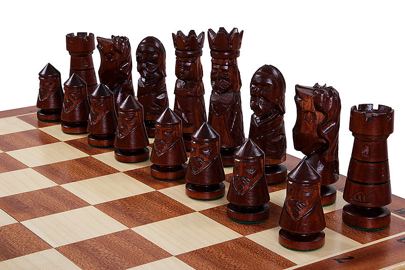Jeu d'échecs en bois sculpté DU CHÂTEAU de grande taille (60 x 60 cm) avec l'échiquier en marqueterie de bois d'acajou et sycomore - Jeu d'échecs en bois sculpté DU CHÂTEAU de grande taille (60 x 60 cm) avec l'échiquier en marqueterie de bois d'acajou et sycomore