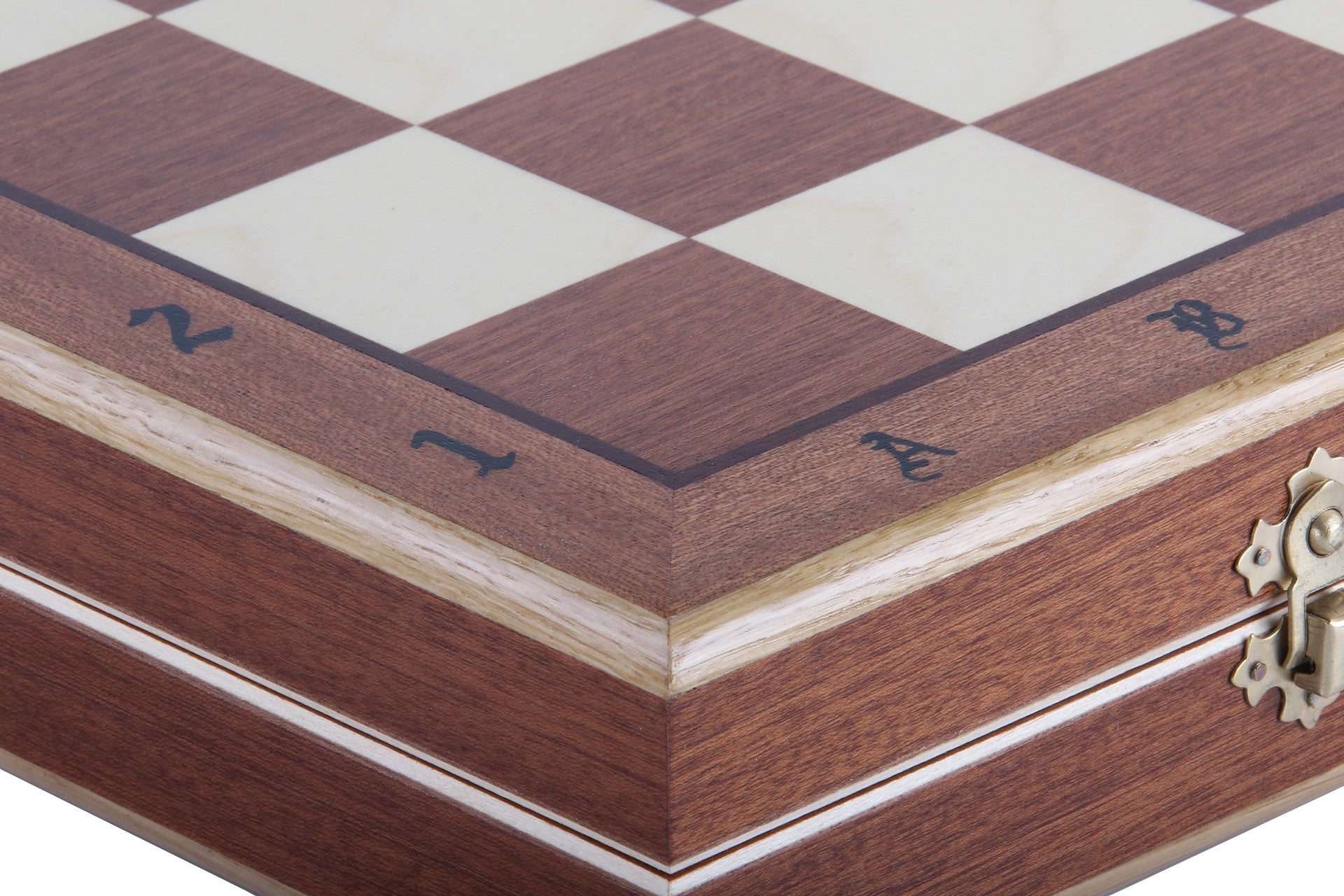 Jeu d'échecs ORAWA sculpté en bois avec l'échiquier en marqueterie de bois d'acajou et sycomore (49 x 49cm) - Jeu d'échecs ORAWA sculpté en bois avec l'échiquier en marqueterie de bois d'acajou et sycomore (49 x 49cm)